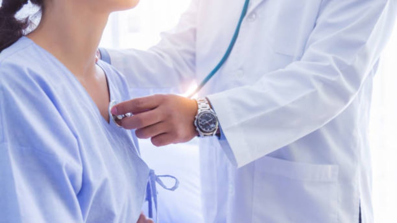 শীতকালে উচ্চ রক্তচাপ ও হৃদরোগের ঝুঁকি বাড়ে। তাই বছর বদলানোর সঙ্গে জীবনধারার আরও বেশি জোর দেওয়া জরুরি। ঠান্ডায় গরম ও আরামদায়ক পোশাক পরার পাশাপাশি আর কী-কী করবেন, রইল টিপস।