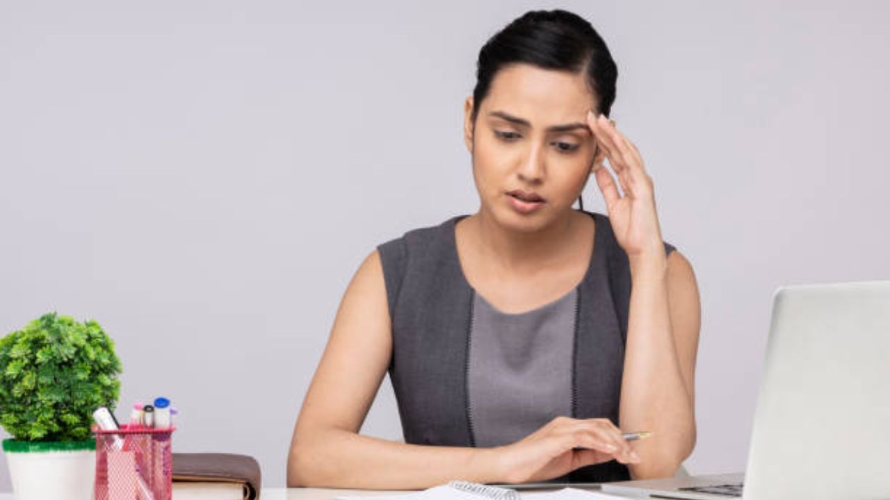 শীতকালে প্রায় দিন মন খারাপ থাকে? হতাশা ঘিরে ধরে? এটা সিজনাল এফেক্টিভ ডিসঅর্ডারের লক্ষণ। সময়ের সঙ্গে এটা ঠিক হয়ে যায়। কিন্তু অতিরিক্ত মানসিক চাপ রক্তচাপ বাড়াতে পারে। তাই মানসিক স্বাস্থ্যেরও যত্ন নিন।