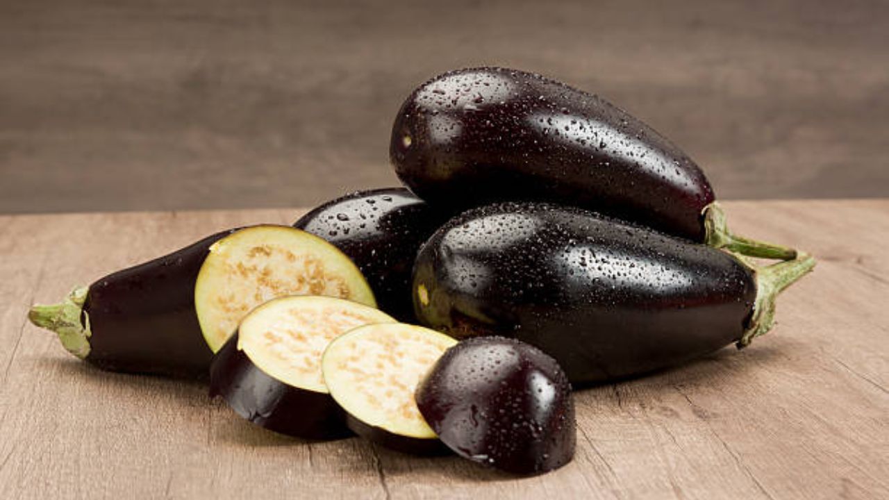 কোলেস্টেরলে ভুগছেন? বেগুনের পদ রাখুন পাতে। তবে, সেক্ষেত্রে বেগুন ভাজা খেলে চলবে না। বেগুন পোড়া বা বেগুনের তরকারি খেতে পারেন। এতে উচ্চ কোলেস্টেরলের মাত্রা কমবে।