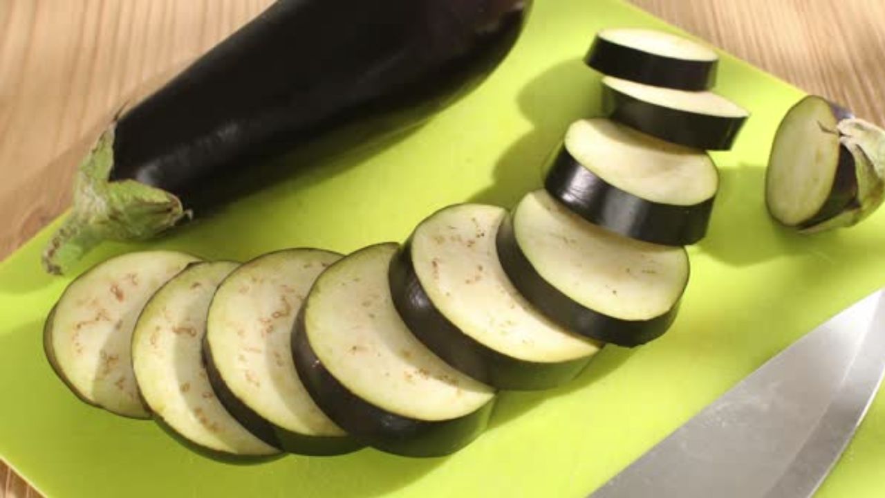 দিনের বেশিরভাগ সময় স্ক্রিনে চোখ রেখে কেটে যায়? তাহলে অবশ্যই বেগুন খান। বেগুনের মধ্যে প্রচুর পরিমাণে ভিটামিন এ রয়েছে। এটি চোখের স্বাস্থ্যের জন্য উপকারী।