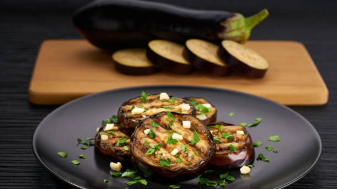 ভিটামিন এ, সি, ই এবং কে সব ধরনের পুষ্টি পাওয়া যায় বেগুনের মধ্যে। দেহে রোগ প্রতিরোধ ক্ষমতা গড়ে তোলার ক্ষেত্রে বিশেষ ভূমিকা পালন করে বেগুন। তাছাড়া বেগুন খেলে দেহে পুষ্টির ঘাটতি হবে না।