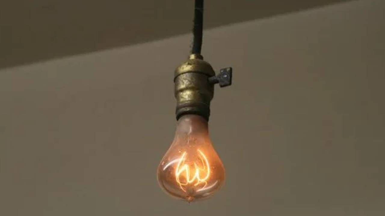 Oldest Light Bulb: ১২৩ বছর ধরে জ্বলছে, এটিই বিশ্বের প্রাচীনতম বাল্ব