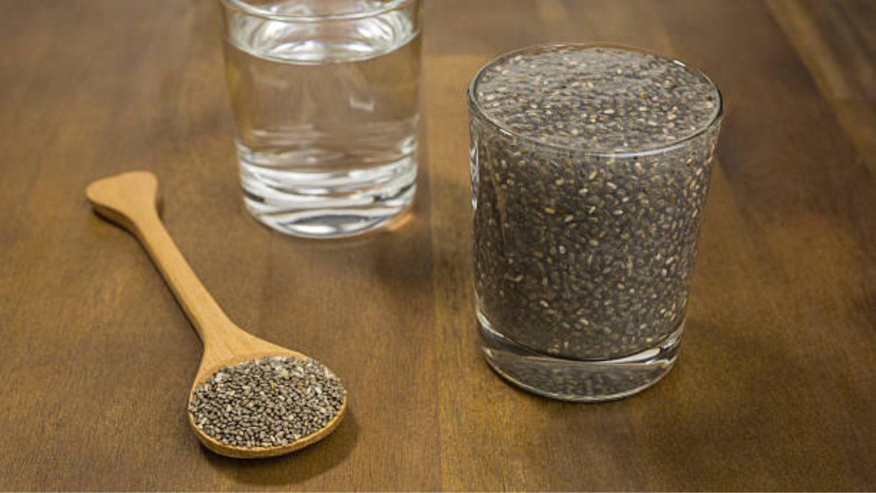 চিয়া সিড খাওয়ার আগে কতক্ষণ জলে ভিজিয়ে রাখবেন? ভুল করলেই বিপদ