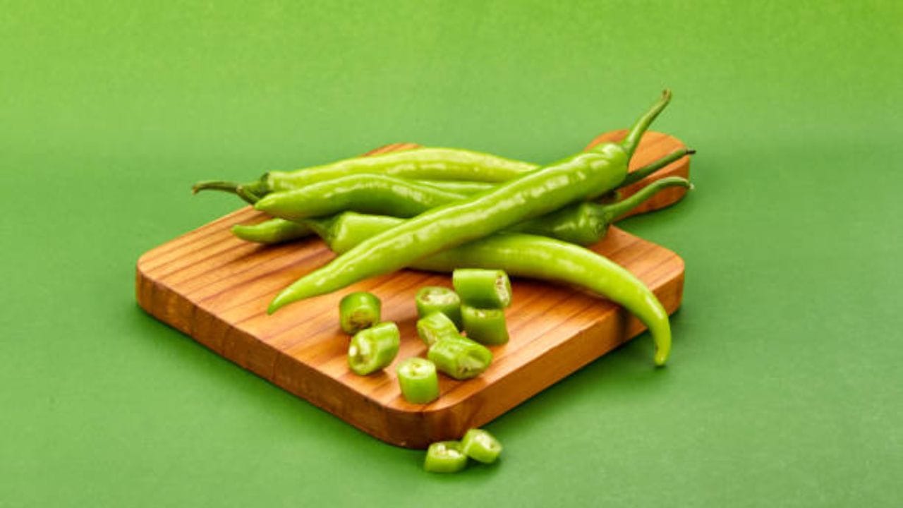 আবারও ভাল করে মিশিয়ে গ্যাস অফ করে দিতে হবে। এবার একটা মিক্সি জারে সব কিছু দিয়ে ভাল করে বেটে নিন। এভাবে বেটে এয়ার টাইট কন্টেনারে ৫ দিন পর্যন্ত ফ্রিজে রেখে দিতে পারেন 