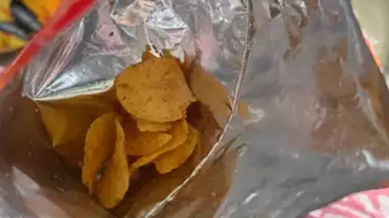 10 টাকার প্যাকেটে এত্ত চিপস্! উত্তেজনায় ছবি তুলে পোস্ট করে দিল যুবক