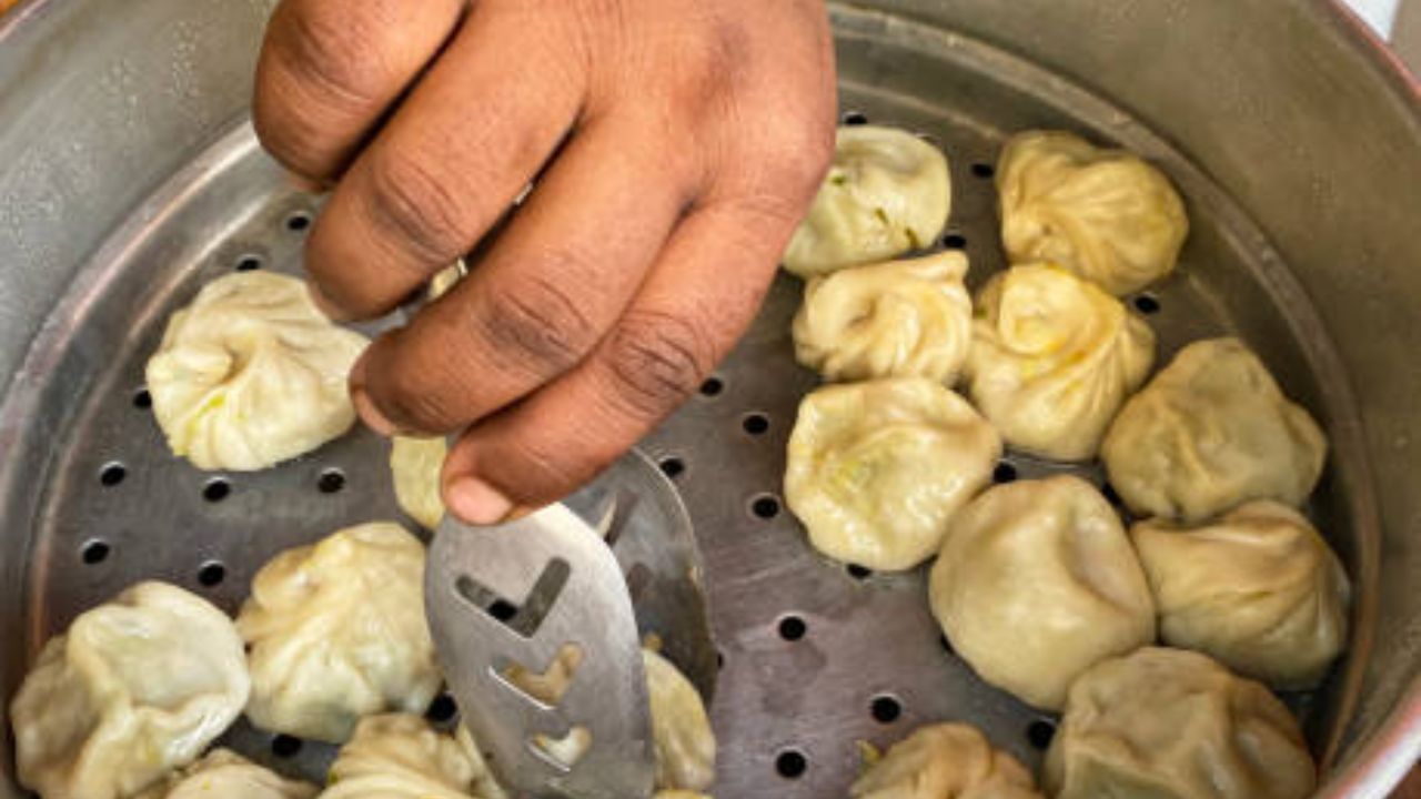 দু বাটি ময়দা, হাফ চামচ নুন আর জল দিয়ে ময়দা মেখে নিতে হবে। ময়দার উপর সামান্য তেল মাখিয়ে ডো একদিকে রেখে দিতে হবে। এবার চকোলেটের পুর তৈরি করে নিতে হবে। বাজার থেকে একটা বড় সাইজের চকোলেট এনে গ্রেট করে নিতে হবে