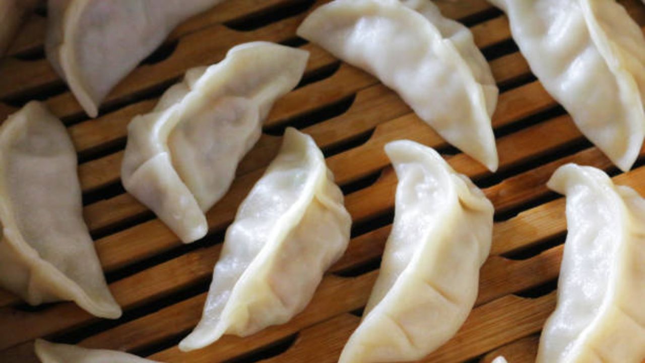 চকোলেট মোমো খেতে খুবই ভাল লাগে। ধবধবে সাদা মোমোর ভিতর থাকে চকোলেট আর চকোলেট সসের মিশ্রণ। কামড় দিলেই গলে পড়ে চকোলেট। মোমো আর চকোলেটে মাখামাখি এই খাবারের কোনও তুলনা নেই। আর চকোলেট মোমো দুটো খেলেই পেট ভরে যায়। আর তাই বাড়িতেই বানিয়ে নিন এই চকোলেট মোমো