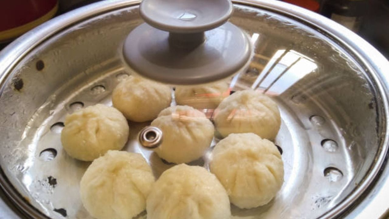 এখন ম্যাগি মোমো, পিৎজা মোমো, পাস্তা মোমো, প্যান ফ্রায়েড মোমো, তন্দুরি মোমো, চিলিচিকেন মোমে সব রকম মোমো পাওয়া যায়। কিছু বড় মোমো ব্র্যান্ডের সিগনেচার ডিশ হল এই চকোলেট মোমে