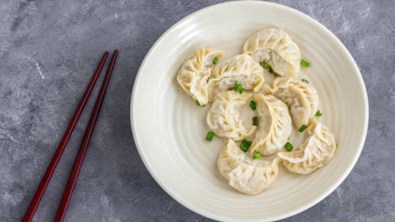 আর এই মোমোর স্বাদ ভুবন ভোলানো। মোমো যবে থেকে শহুরে খাবার হয়ে প্রবেশ করেছে তবে থেকে এই মোমো নিয়ে প্রচুর রকম এক্সপেরিমেন্ট চলছে। মোমোর মধ্যে চিজ-পনিরের পুর দিয়ে এক্সপেরিমেন্ট তো আছেই