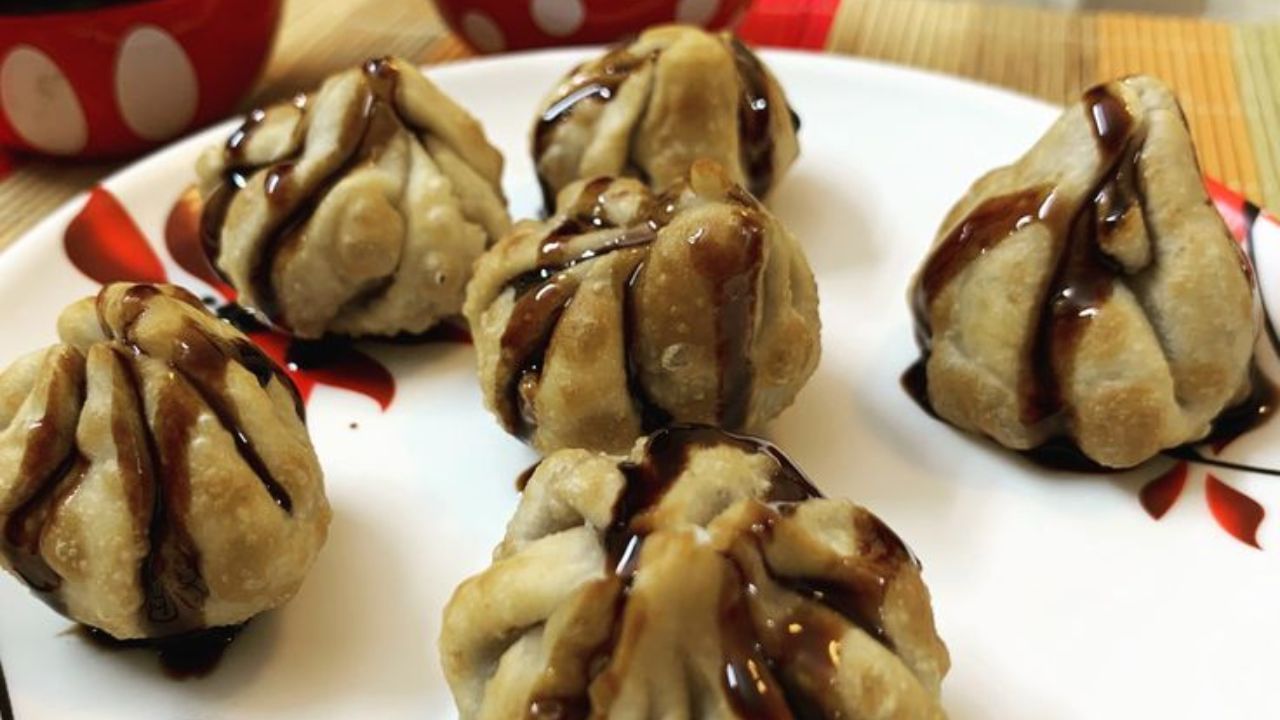 ভাল করে গড়া হয়ে গেলে স্টিম বসাতে হবে। একটা কড়াইতে জল নিয়ে একটা ঝারিবাটি বসান। ওই বাটিতে একটু ঘি বুলিয়ে নিতে ভুলবেন না। এর উপর মোমো গুলো বসিয়ে নিতে হবে। ১০ মিনিট খুব ভাল করে জ্বাল দিতে হবে ঢাকা দিয়ে। এবার গরম গরম চকোলেট সসের সঙ্গে পরিবেশন করুন চকোলেট মোমো