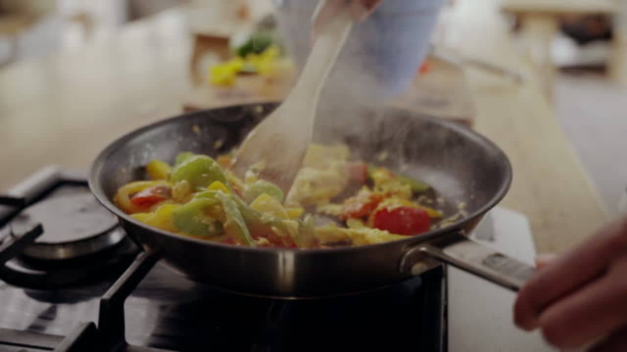 সবজি দ্রুত সেদ্ধ করতে গ্য়াসের আঁচ বাড়িয়ে দেন? জেনে নিন বিশেষজ্ঞ-পুষ্টিবিদের টিপস