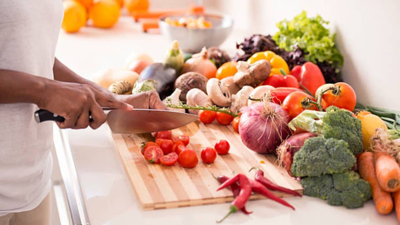 ইউরিক অ্যাসিড আছে বলে টমেটো ছেড়েই দিয়েছেন? যা বলছেন পুষ্টিবিদ...