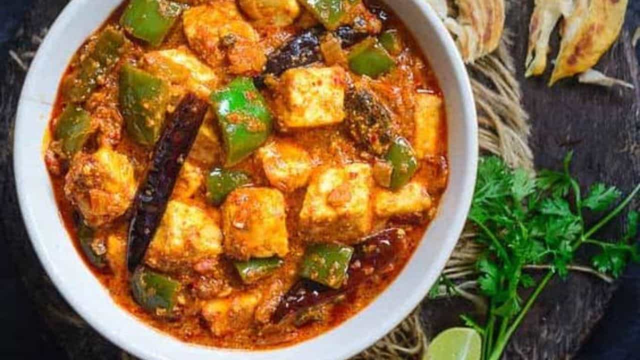 মশলা ভালো করে কষে এলে তাতে কেটে রাখা পনিরগুলো দিয়ে দিন। এ বার পুরো মিশ্রণটি ভালো করে কষাতে থাকুন। সামান্য জল দিয়ে ফুটিয়ে নিন। এরপর উপর থেকে কসৌরি মেথি ছড়িয়ে পরিবেশন করুন বাটার পনির। (ছবি:Pinterest)