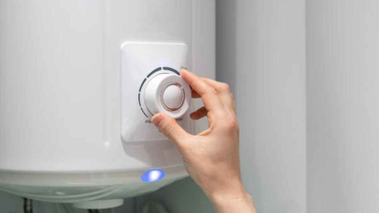 বাথরুমের গিজ়ার টানা 12 ঘণ্টা অন রাখা যায়? রাখলে কী কী হতে পারে দেখেই নিন বাথরুমের গিজ়ার টানা 12 ঘণ্টা অন রাখা যায়? রাখলে কী কী হতে পারে দেখেই নিন