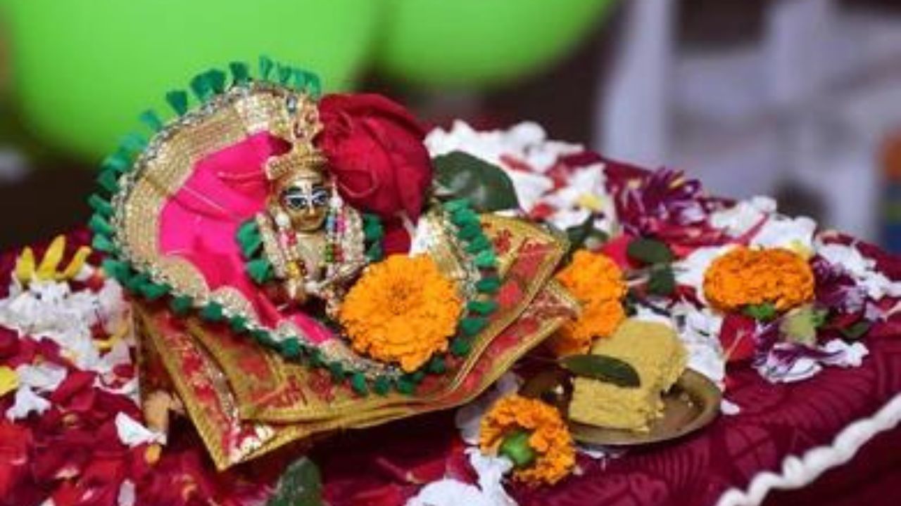 Gopal Puja Tips: বাড়িতে গোপালঠাকুর রয়েছে? রাতে শোওয়ার আগে করুন এই ছোট্ট কাজ