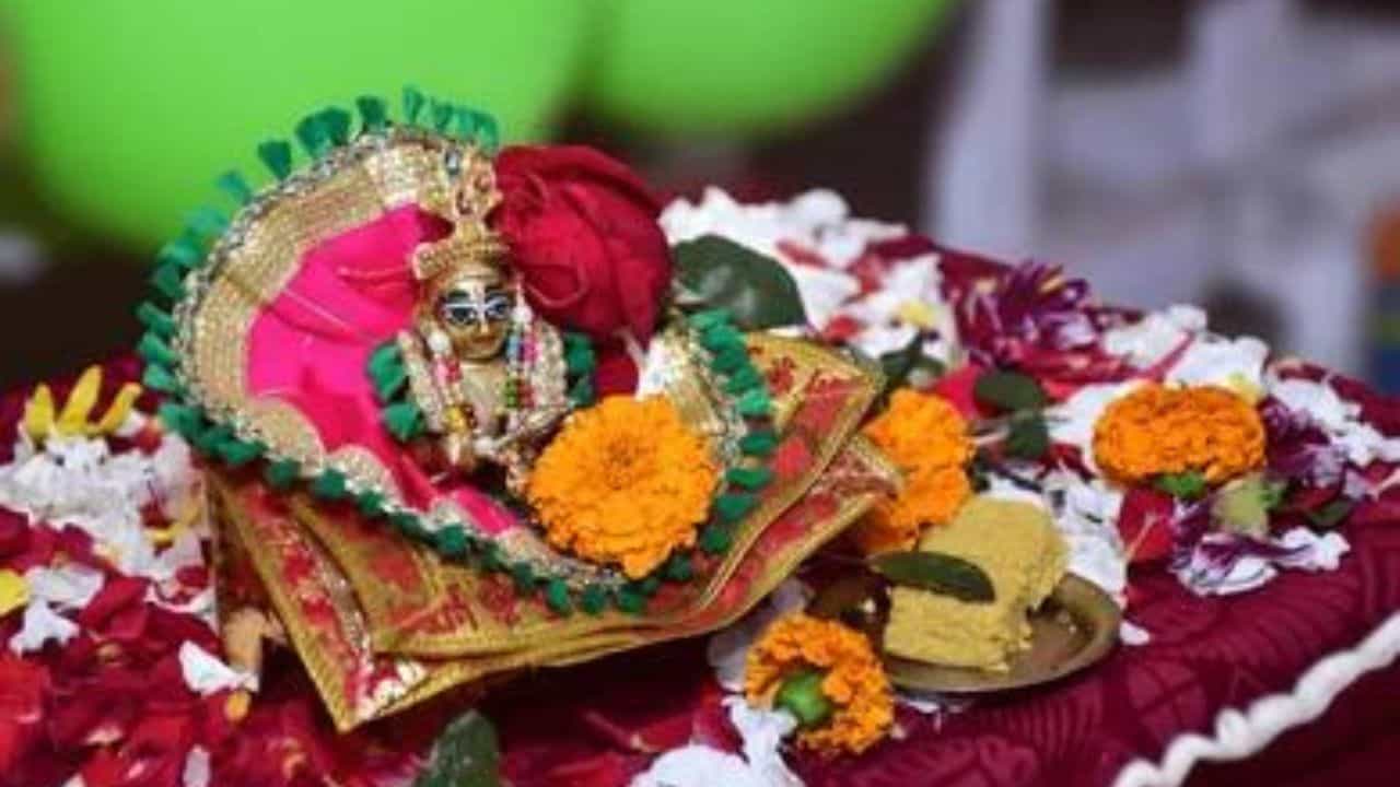 Gopal Puja Tips: বাড়িতে গোপালঠাকুর রয়েছে? রাতে শোওয়ার আগে করুন এই ছোট্ট কাজ Gopal Puja Tips: বাড়িতে গোপালঠাকুর রয়েছে? রাতে শোওয়ার আগে করুন এই ছোট্ট কাজ