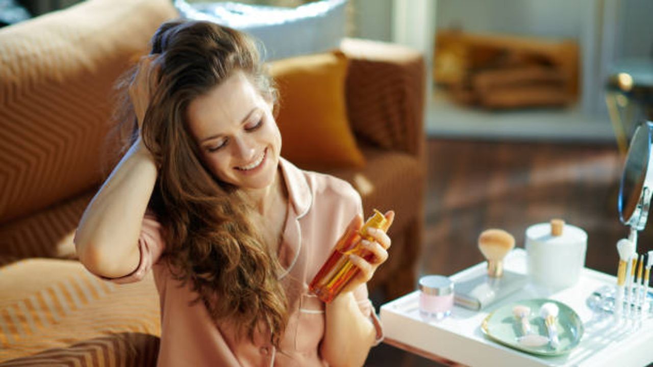 চুলের যত্নে তেল অপরিহার্য। নিয়মিত চুল ও স্ক্যাল্পে তেল মালিশ করলে চুলের একাধিক সমস্যা কমে যায়। বাজারচলতি একাধিক হেয়ার অয়েল ছেড়ে প্রাকৃতিক উপাদান দিয়ে বাড়িতে তেল বানিয়ে ফেলুন।