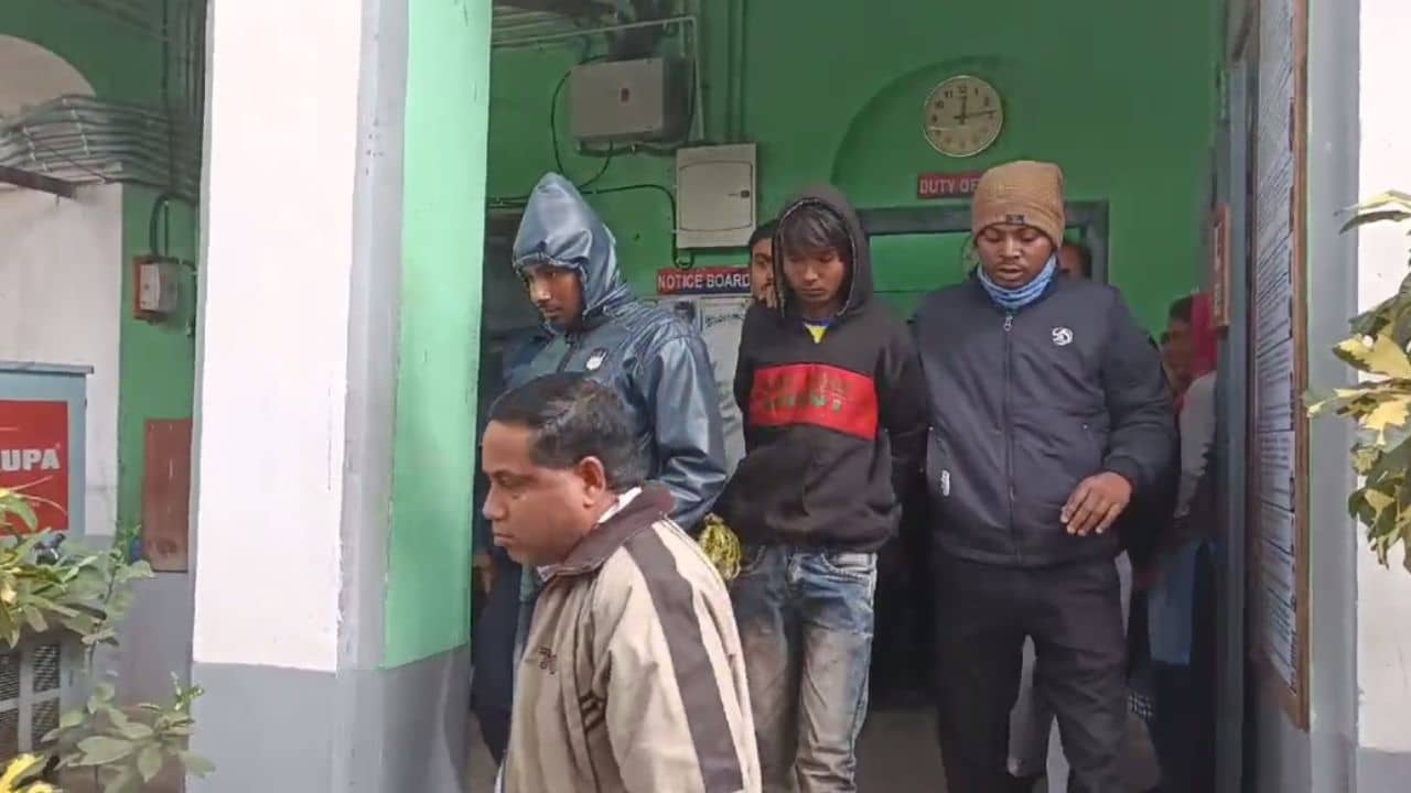 Domjur Murder: কর্মক্ষেত্রে টাকা নিয়ে বিবাদ, ডোমজুড়ে সহকর্মীকে কোদালের বাঁট দিয়ে খুন ২ যুবকের