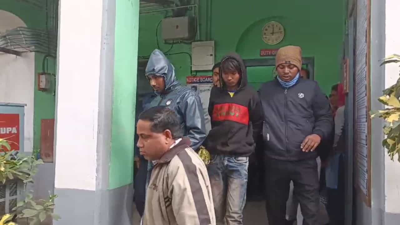 Domjur Murder: কর্মক্ষেত্রে টাকা নিয়ে বিবাদ, ডোমজুড়ে সহকর্মীকে কোদালের বাঁট দিয়ে খুন ২ যুবকের Domjur Murder: কর্মক্ষেত্রে টাকা নিয়ে বিবাদ, ডোমজুড়ে সহকর্মীকে কোদালের বাঁট দিয়ে খুন ২ যুবকের