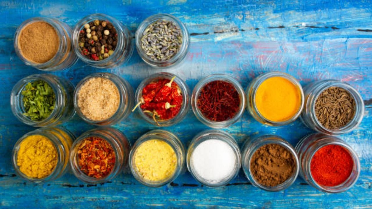 বছরের শুরুটা যদি স্বাস্থ্যকর উপায়ে করেন, তাহলে সারা বছর ফিট থাকবেন। আপনার হেঁশেলেই রয়েছে সুস্বাস্থ্যের চাবিকাঠি। এমন বেশ মশলা রয়েছে, যা রোজের ডায়েটে রাখলে রোগের হাত থেকে মুক্তি পাবেন।