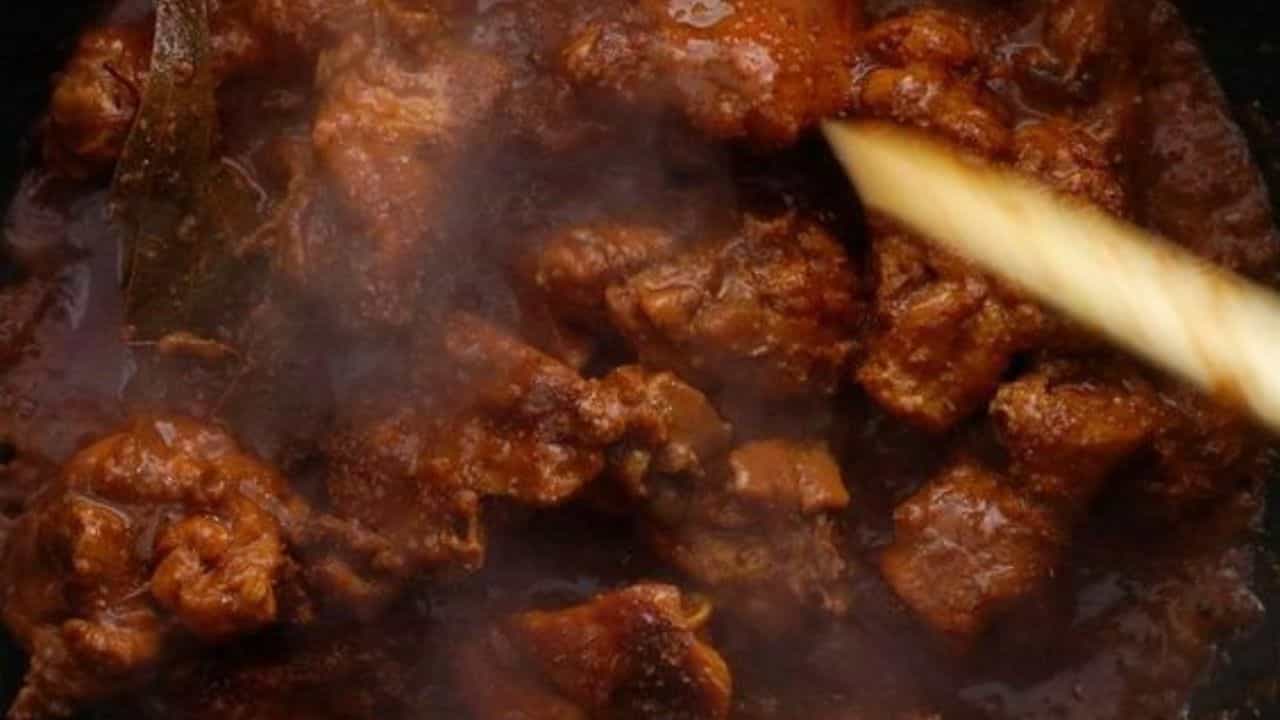 বাঙালি বাাড়িতে চিকেনের চাহিদা সারাবছরই তুঙ্গে। রবিবার তো আছেই, তা ছাড়াও সপ্তাহে আরও এক থেকে দু'দিন চিকেন হলে মন্দ হয় না। (ছবি:Pinterest)