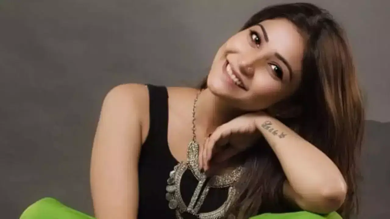 ভালবাসায় ভরপুর, কাকে জাপটে ধরে আদর কৌশাম্বীর?