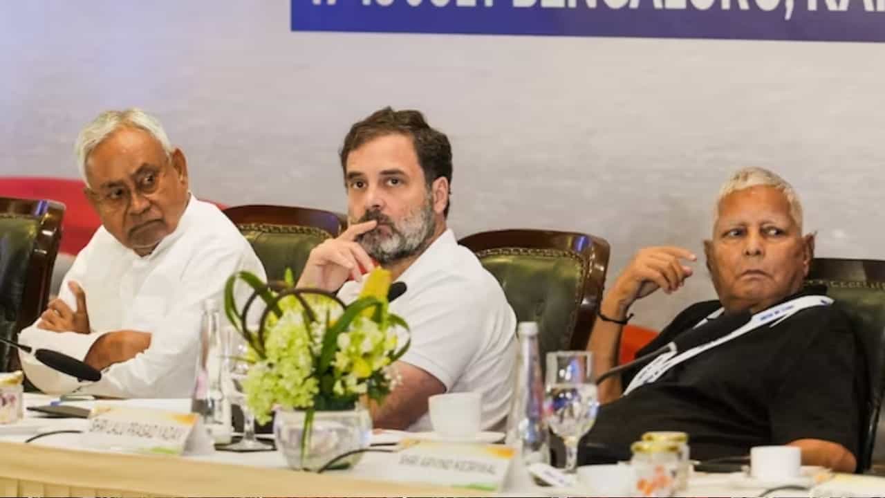 Bihar: ব্যর্থ হবে কি 'ইন্ডিয়া' জোটের 'বিহার মডেল'? লালু-নীতীশে ধরল ফাটল? Bihar: ব্যর্থ হবে কি 'ইন্ডিয়া' জোটের 'বিহার মডেল'? লালু-নীতীশে ধরল ফাটল?