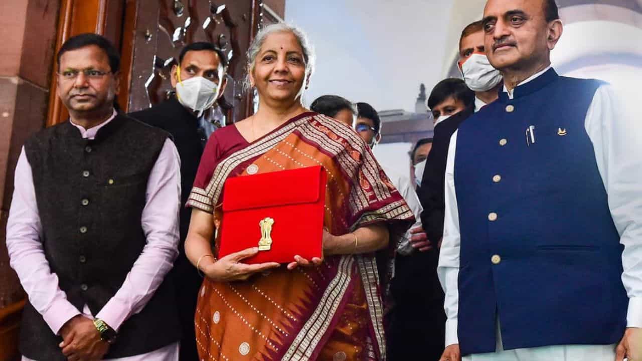 দাম বাড়ল নাকি বাড়ল? ট্যাক্সের বোঝা কি বাড়ছে? প্রতিবার কেন্দ্রীয় বাজেট ঘিরে এই সব প্রশ্নগুলো ঘোরাফেরা করে। এবারও তার ব্যতিক্রম নয়। তবে লোকসভা নির্বাচনের আগে এবার শেষবার বাজেট পেশ করবে মোদী সরকার। তাই আগামী ১ ফেব্রুয়ারি কী কী প্রস্তাব দেওয়া হবে, কোন কোন ক্ষেত্রে বরাদ্দ বাড়বে? তা নিয়ে আগ্রহ রয়েছে সাধারণ মানুষের। একটু ফিরে তাকানো যাক ভারতের বাজেট-ইতিহাসে।  