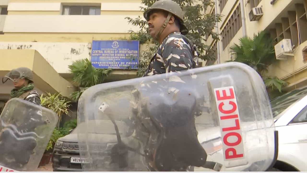 CRPF in West Bengal: শাহজাহানের 'আক্রমণ' থেকে শিক্ষা! কাশ্মীরের কায়দায় বর্ম পরে নামবেন CRPF জওয়ানরা CRPF in West Bengal: শাহজাহানের 'আক্রমণ' থেকে শিক্ষা! কাশ্মীরের কায়দায় বর্ম পরে নামবেন CRPF জওয়ানরা
