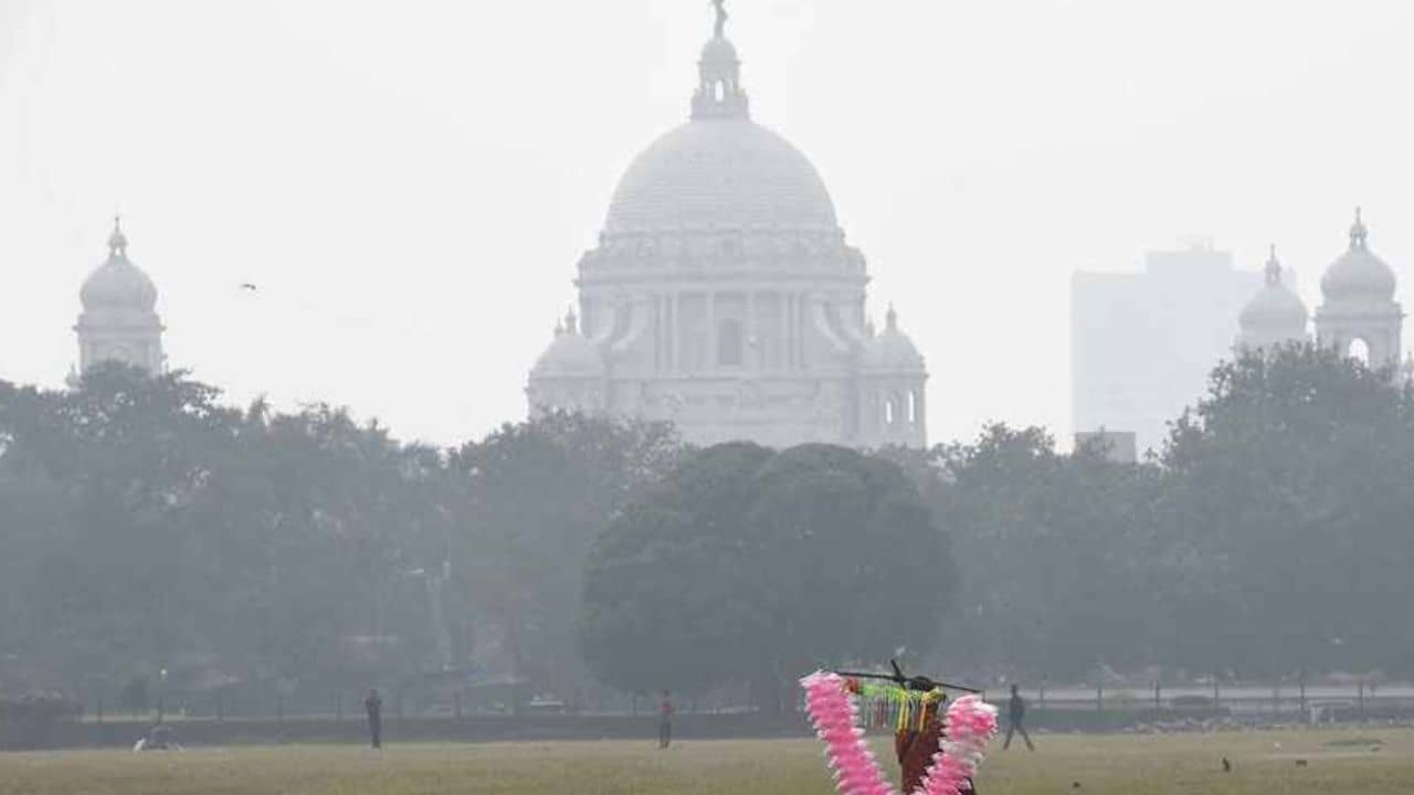 Weather Today: শুরু হয়েছে হার না মানা লড়াই, কলকাতাকে জোর টক্কর দিচ্ছে দমদম
