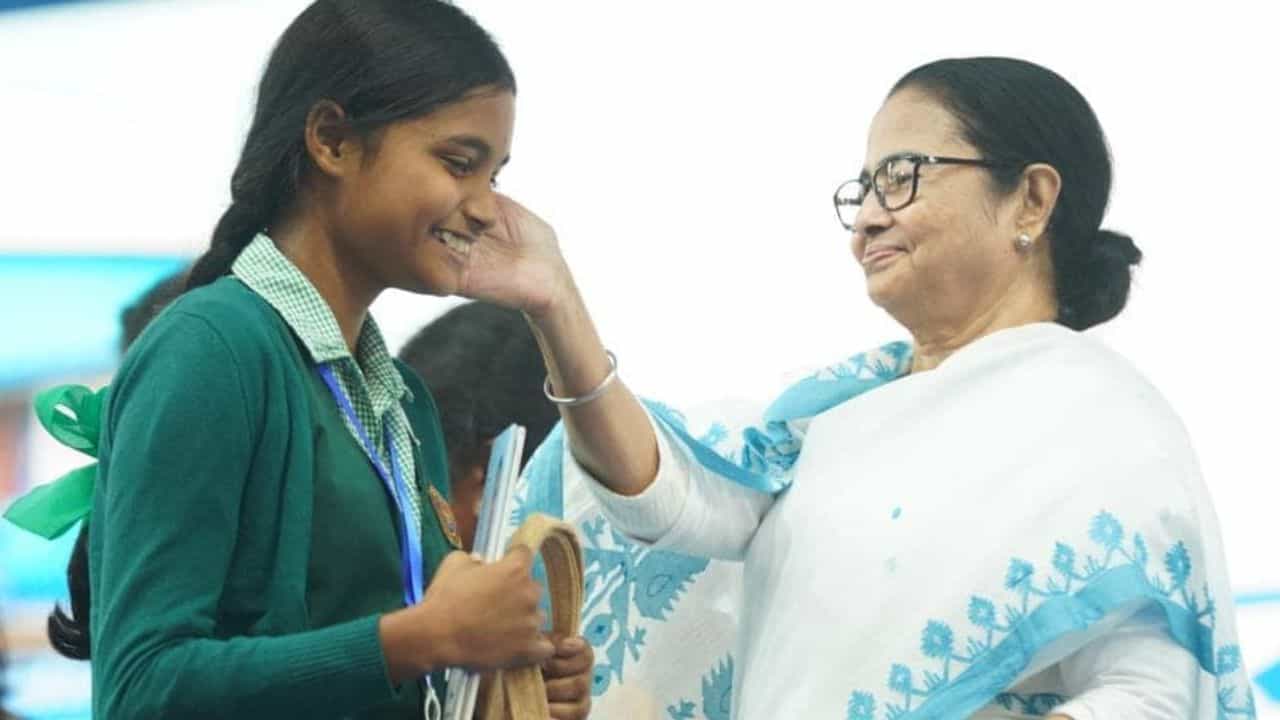 Mamata Banerjee: লক্ষ্মীর ভাণ্ডার পাবে আরও ১৩ লক্ষ, কন্যাশ্রী ১০ লক্ষ, ভোটের আগে দরাজ মুখ্যমন্ত্রী Mamata Banerjee: লক্ষ্মীর ভাণ্ডার পাবে আরও ১৩ লক্ষ, কন্যাশ্রী ১০ লক্ষ, ভোটের আগে দরাজ মুখ্যমন্ত্রী