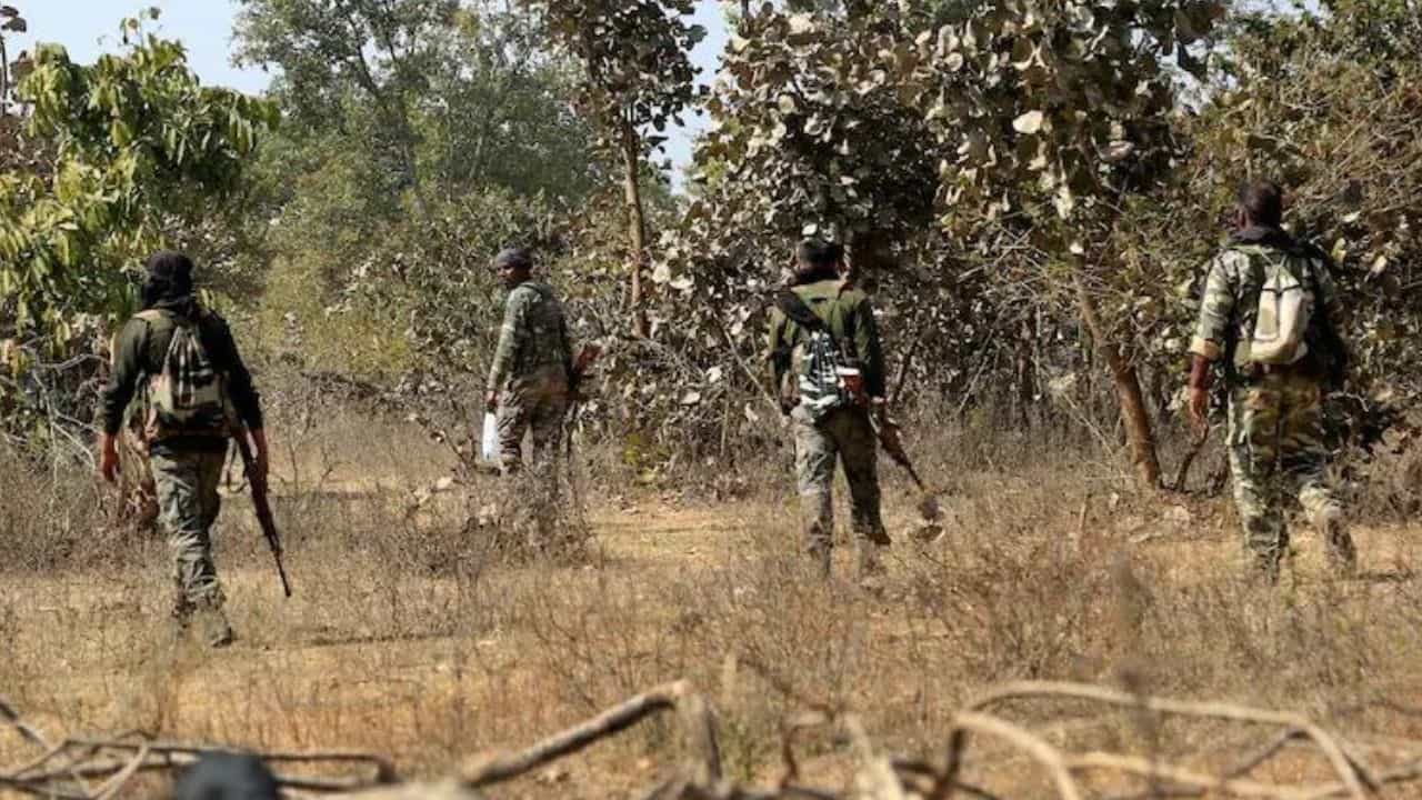 Maoist Activity: চলছে অ্যান্টি-নকশাল অপারেশন, জঙ্গলে পা রাখতেই শুরু গুলির লড়াই, তারপর... Maoist Activity: চলছে অ্যান্টি-নকশাল অপারেশন, জঙ্গলে পা রাখতেই শুরু গুলির লড়াই, তারপর...