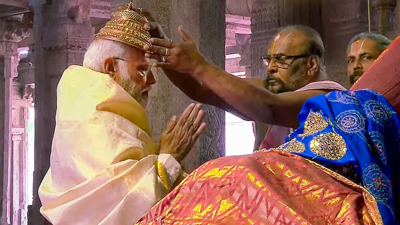 Modi at Shri Rangam Temple: রাম যাঁকে পুজো করতেন, মন্দির উদ্বোধনের আগে তাঁর পুজোয় প্রধানমন্ত্রী Modi at Shri Rangam Temple: রাম যাঁকে পুজো করতেন, মন্দির উদ্বোধনের আগে তাঁর পুজোয় প্রধানমন্ত্রী