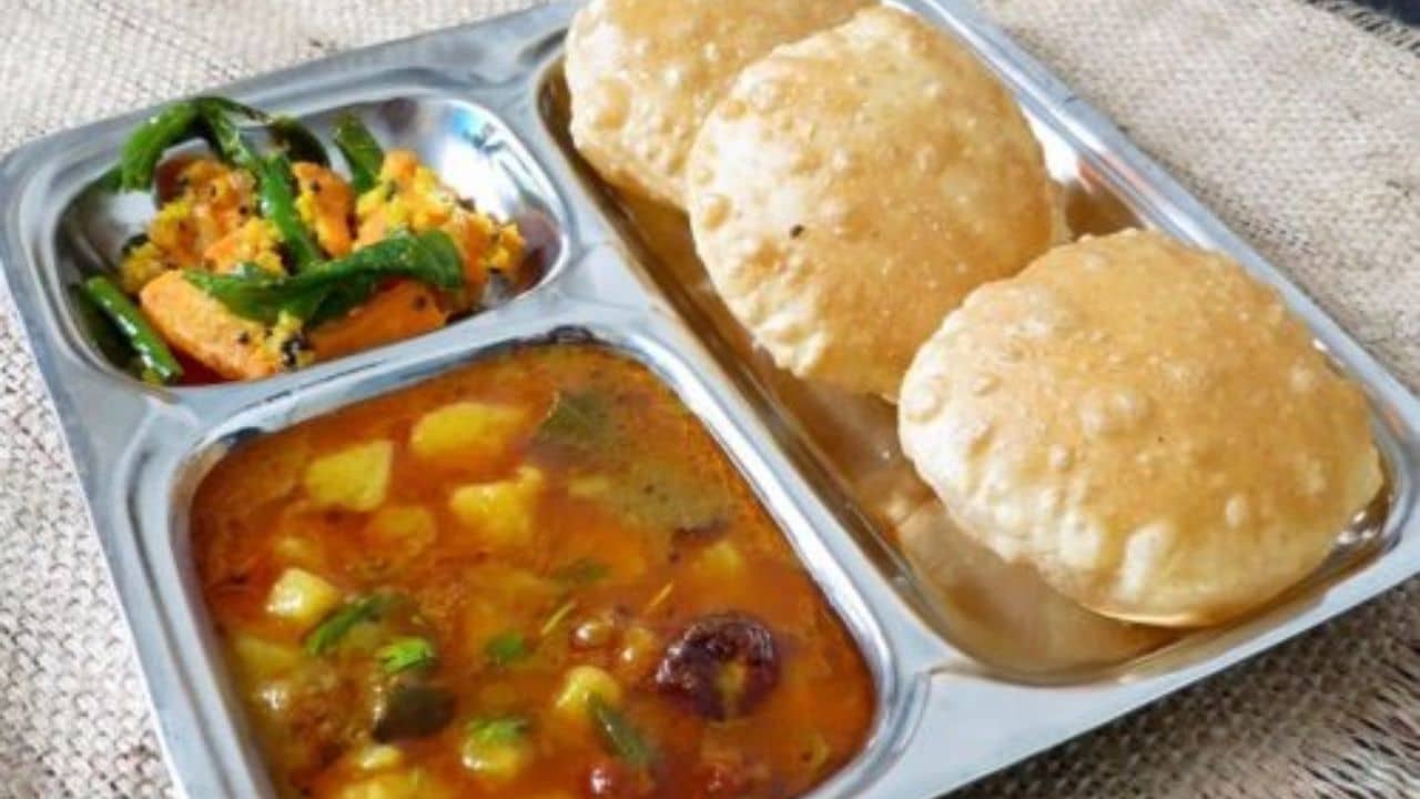 Food Poison: পুরি-সবজি, লাড্ডু খেয়েই একে একে অসুস্থ হয়ে পড়ল ছাত্রছাত্রীরা, তড়িঘড়ি ভর্তি করানো হল হাসপাতালে