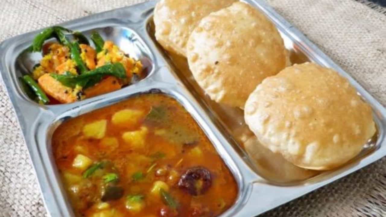 Food Poison: পুরি-সবজি, লাড্ডু খেয়েই একে একে অসুস্থ হয়ে পড়ল ছাত্রছাত্রীরা, তড়িঘড়ি ভর্তি করানো হল হাসপাতালে Food Poison: পুরি-সবজি, লাড্ডু খেয়েই একে একে অসুস্থ হয়ে পড়ল ছাত্রছাত্রীরা, তড়িঘড়ি ভর্তি করানো হল হাসপাতালে