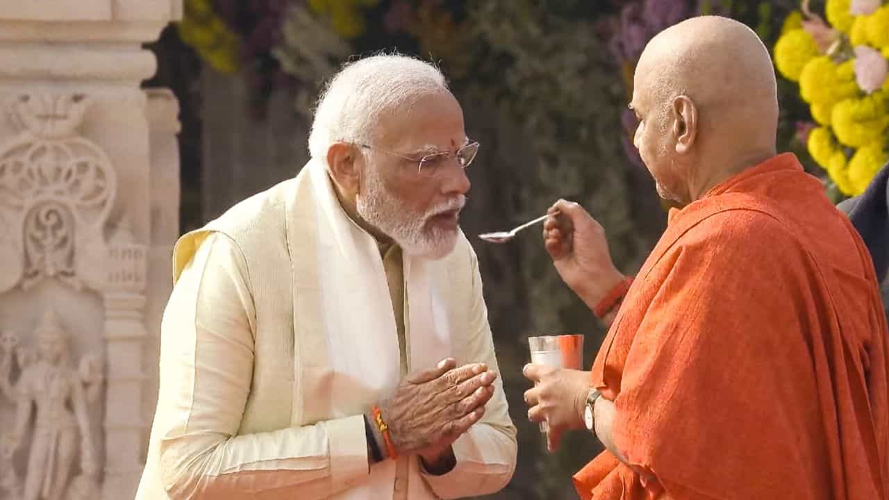 Narendra Modi at Ram Mandir: তিন দিন উপবাস করতে বলা হয়েছিল, ১১ দিনের উপবাস রাখেন 'তপস্বী' মোদী Narendra Modi at Ram Mandir: তিন দিন উপবাস করতে বলা হয়েছিল, ১১ দিনের উপবাস রাখেন 'তপস্বী' মোদী