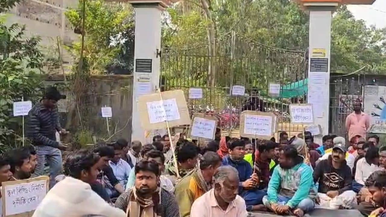 School Agitation: টাকা আসে ৫০০ জনের, মিড ডে মিল খায় ৫০ জন, প্রধান শিক্ষককে সরাতে পথে অভিভাবকেরা