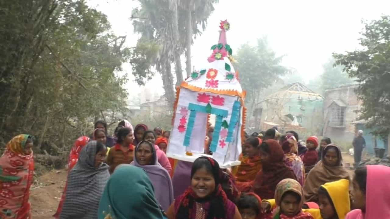Tusu Festival: শাসকের বিরুদ্ধেও গর্জে ওঠে টুসু, কয়েকশ বছর পেরিয়ে আজও রাত জাগে বাঁকুড়া Tusu Festival: শাসকের বিরুদ্ধেও গর্জে ওঠে টুসু, কয়েকশ বছর পেরিয়ে আজও রাত জাগে বাঁকুড়া