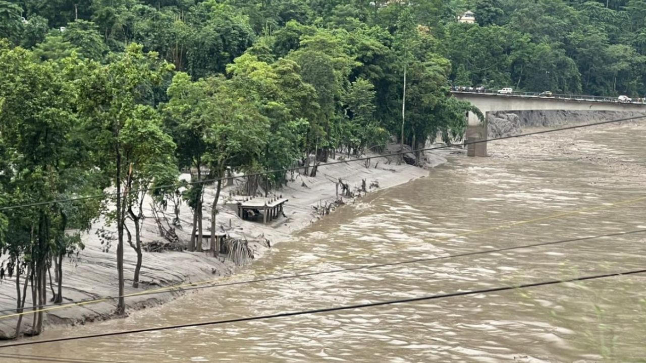 Flood in North Bengal: ফের বন্যার আশঙ্কা, তিস্তা ব্যারেজ থেকে ছাড়া হল ৪০০০ কিউমেক জল