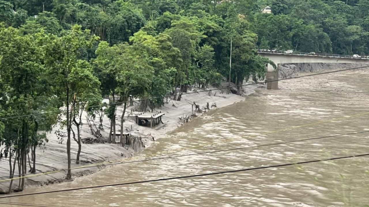 Flood in North Bengal: ফের বন্যার আশঙ্কা, তিস্তা ব্যারেজ থেকে ছাড়া হল ৪০০০ কিউমেক জল Flood in North Bengal: ফের বন্যার আশঙ্কা, তিস্তা ব্যারেজ থেকে ছাড়া হল ৪০০০ কিউমেক জল