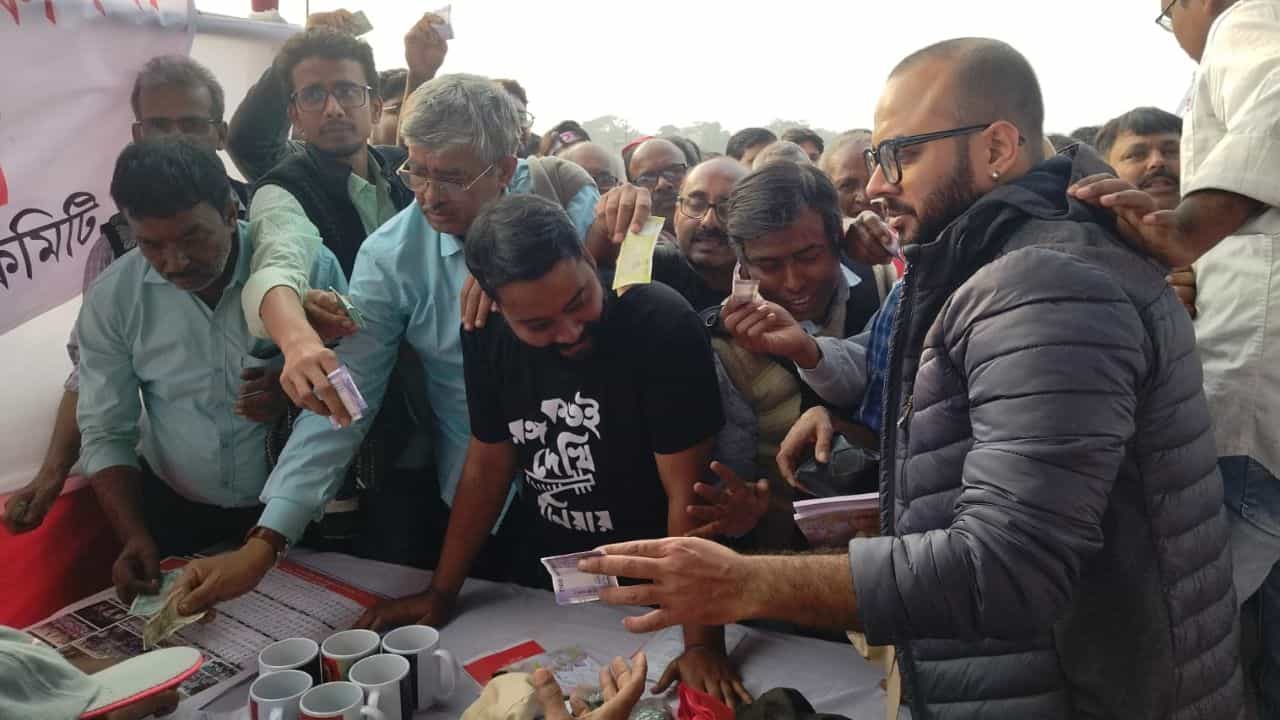 DYFI: 'ইনসাফ যাত্রার ডায়েরি' কিনতে হুড়োহুড়ি ব্রিগেডে, কয়েক ঘণ্টাতেই বিক্রি ৫০ হাজার বই DYFI: 'ইনসাফ যাত্রার ডায়েরি' কিনতে হুড়োহুড়ি ব্রিগেডে, কয়েক ঘণ্টাতেই বিক্রি ৫০ হাজার বই