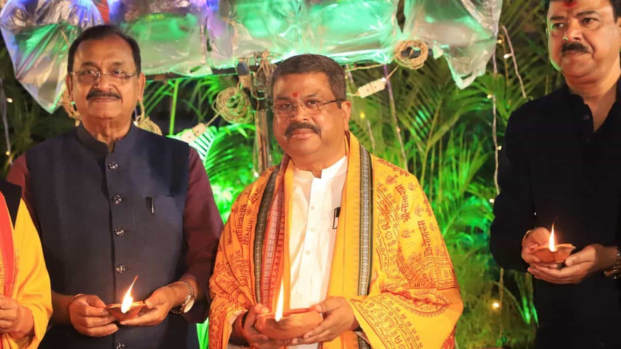 Dharmendra Pradhan: ভুবনেশ্বরে অকাল দীপাবলি উৎসবে সামিল কেন্দ্রীয় মন্ত্রী, দেখুন ছবি Dharmendra Pradhan: ভুবনেশ্বরে অকাল দীপাবলি উৎসবে সামিল কেন্দ্রীয় মন্ত্রী, দেখুন ছবি