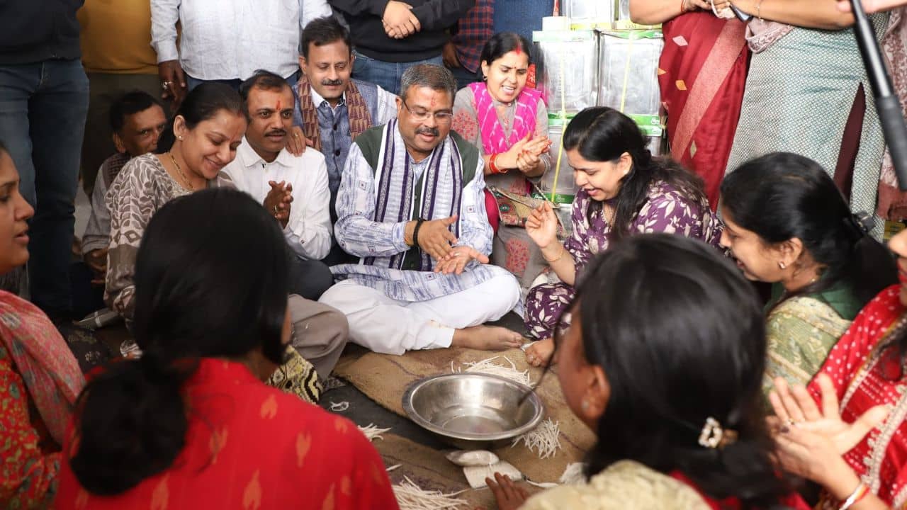 Dharmendra Pradhan: অকাল দীপাবলির জন্য প্রস্তুত দেশ, প্রদীপের সলতে বানাতে ব্যস্ত কেন্দ্রীয় মন্ত্রী, দেখুন ছবি