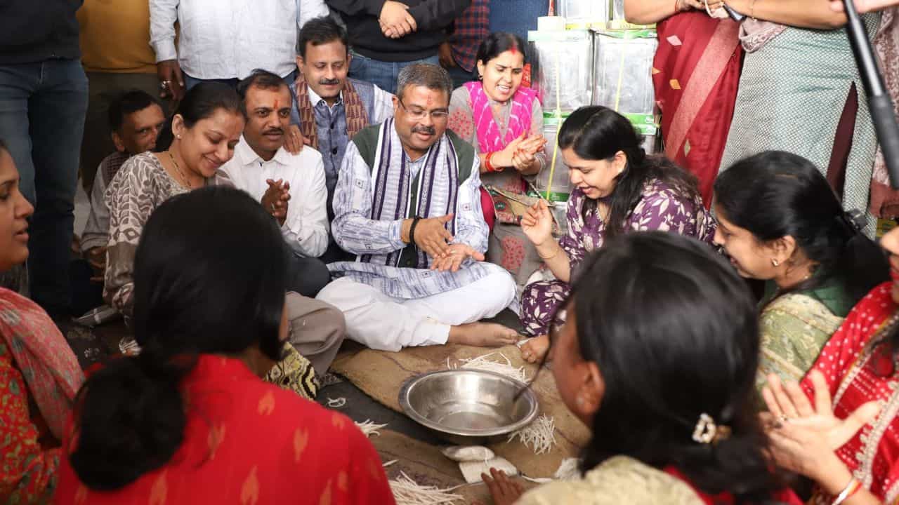 Dharmendra Pradhan: অকাল দীপাবলির জন্য প্রস্তুত দেশ, প্রদীপের সলতে বানাতে ব্যস্ত কেন্দ্রীয় মন্ত্রী, দেখুন ছবি Dharmendra Pradhan: অকাল দীপাবলির জন্য প্রস্তুত দেশ, প্রদীপের সলতে বানাতে ব্যস্ত কেন্দ্রীয় মন্ত্রী, দেখুন ছবি