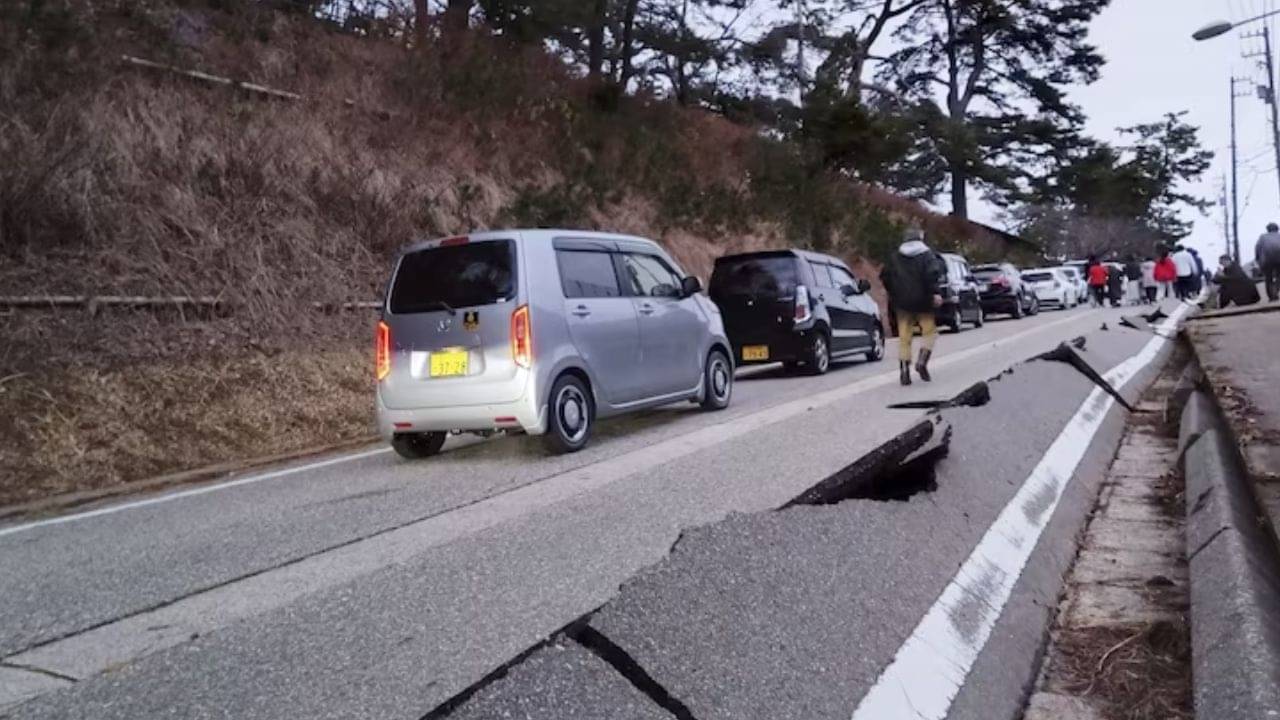 Update: দু-মানুষের সমান ঢেউ আছড়ে পড়ল জাপানের তীরে, হাইওয়েতে ফাটল, বন্ধ বুলেট ট্রেন