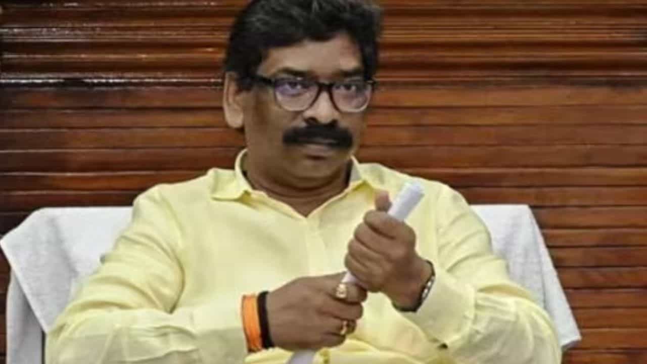 Hemant Soren: একের পর এক সমন এড়িয়েছেন, ৩০০ প্রশ্নের ডালি নিয়ে হেমন্ত সোরেনের বাড়িতে ইডি