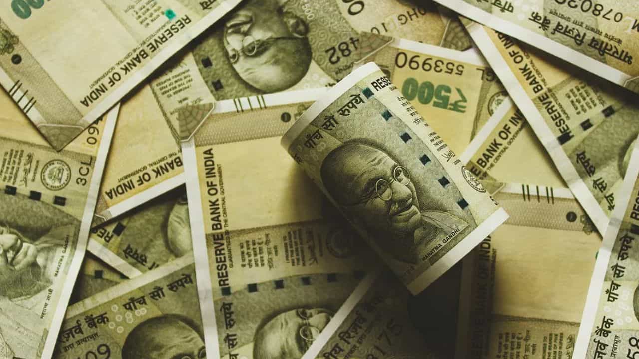 Income Tax: স্ত্রী-সন্তানের সঙ্গে টাকার লেনদেনেও থাকে আইটি-র নজরদারি, আসতে পারে আয়কর নোটিস? Income Tax: স্ত্রী-সন্তানের সঙ্গে টাকার লেনদেনেও থাকে আইটি-র নজরদারি, আসতে পারে আয়কর নোটিস?
