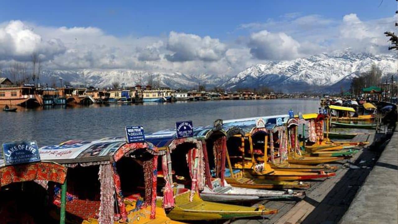 Kashmir Weather Update: দিল্লির থেকে উষ্ণ কাশ্মীর! ১৪ বছরে রেকর্ড তাপমাত্রা, কমেছে তুষারপাত