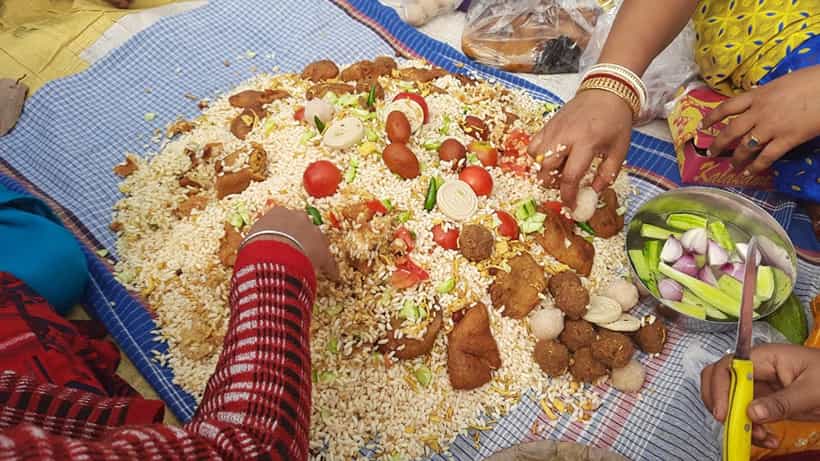 Muri Mela: গামছায় মুড়ি ঢেলে চপ-বেগুনি-টমেটো মাখা, প্রতি বছর দ্বারকেশ্বরের চরে বসে অভিনব মুড়ি মেলা