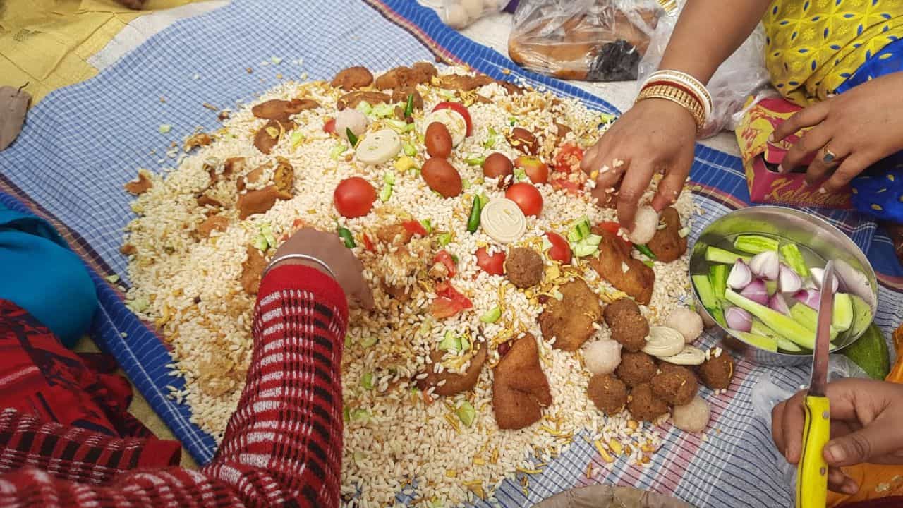 Muri Mela: গামছায় মুড়ি ঢেলে চপ-বেগুনি-টমেটো মাখা, প্রতি বছর দ্বারকেশ্বরের চরে বসে অভিনব মুড়ি মেলা Muri Mela: গামছায় মুড়ি ঢেলে চপ-বেগুনি-টমেটো মাখা, প্রতি বছর দ্বারকেশ্বরের চরে বসে অভিনব মুড়ি মেলা